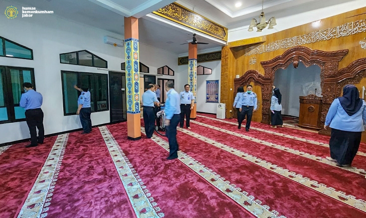 Bersih-Bersih Masjid At-Taqwa Sebagai Peringatan Hari Bhakti Imigrsi Ke-73