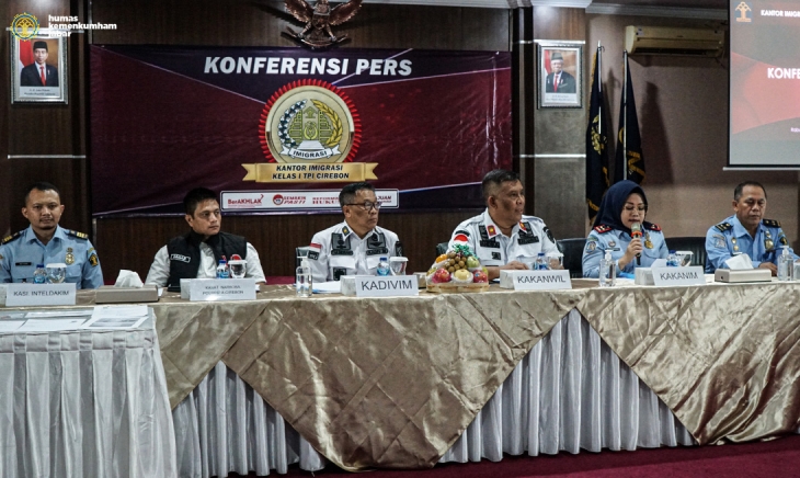 Konferensi Pers Kakanwil Kemenkumham Jabar (Andika) Terkait Penangkapan WNA Malaysia Overstaying Oleh Kanim Cirebon dan Tim PORA Kabupaten Cirebon