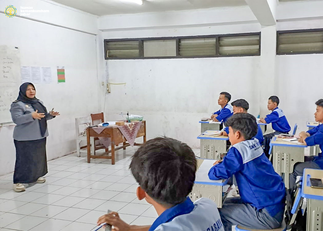 Tingkatkan Kesadaran Hukum Pelajar dan Kenalkan LPKA, Kemenkumham Jabar Laksanakan Penyuluhan Hukum di SMK Puragabaya Bandung