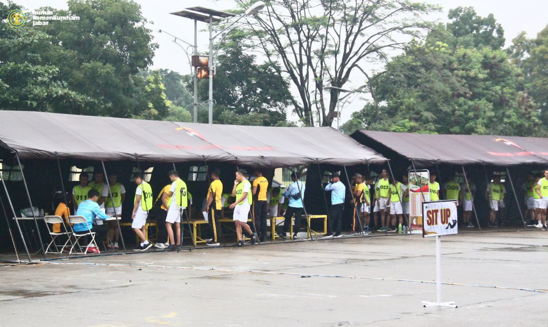 Guyuran Rintik Hujan Tidak Menyurutkan Antusiasme Peserta SKB Tes Kesamaptaan CPNS Kemenkumham Jabar Hari Ke 2